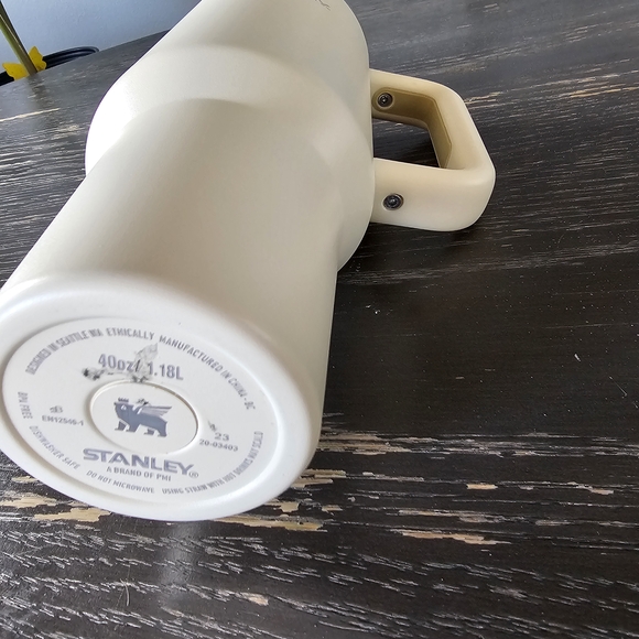 Stanley Cream Tumbler with Handle 40oz - Picture 3 of 5